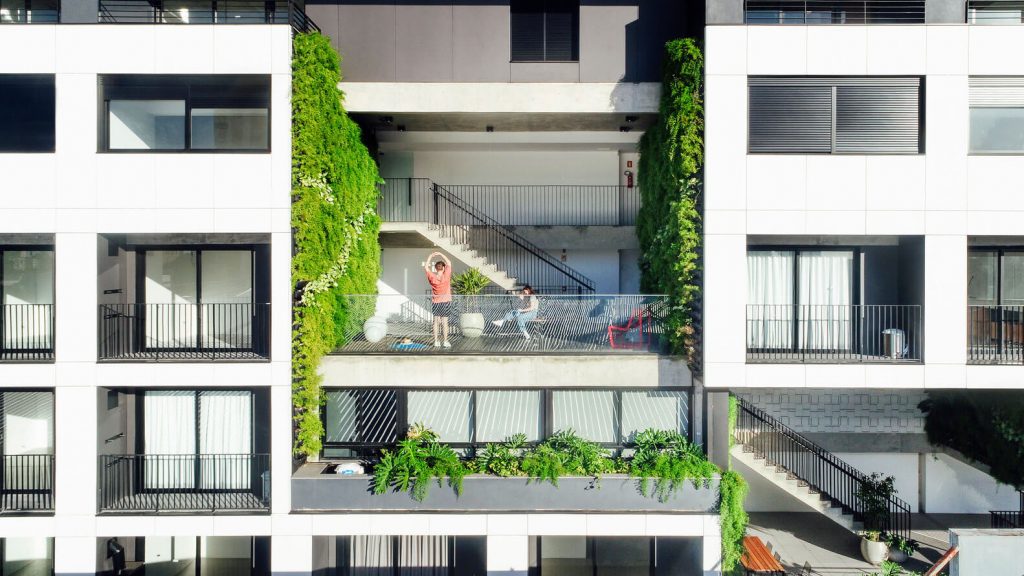 prédio com jardim vertical